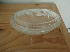 ANCIEN BEURRIER OVAL, VERRE MOULÉ,  DECOR VACHE 