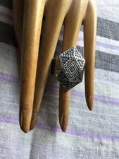 Très belle bague ethnique massive métal gravé argenté taille 57 en TBE.