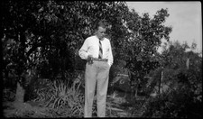 Homme cigarette en train de fumer debout jardin -  ancien négatif photo an. 1920