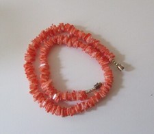 Collier ras de cou couleur corail. Bijoux fantaisie. petits pavés verre mosaïque
