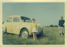 PHOTO ANCIENNE - VINTAGE SNAPSHOT - VOITURE AUTOMOBILE COULEUR RENAULT 4CV - CAR
