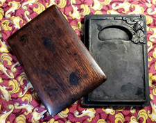 PIERRE à ENCRE ancienne CHINOISE décor sculpté FLEUR et sa BOITE en BOIS  16x11