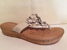 BORN BEIGE BONE TONE SLIP ON WEDGE HEEL THONG FLOWER ACCENT SANDALS WOMENS 8 M