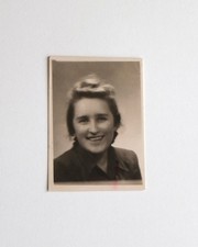 Jeune femme souriante portrait