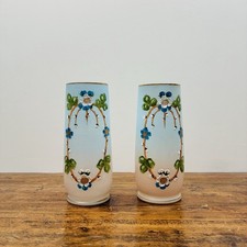 Rare paire de vases anciens en verre opaline peints à la main – Époque Napoléon