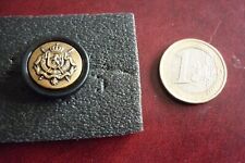 BOUTON PLASTIQUE METAL  /  BLASON -LIVREE ???   - DIAMETRE 2  CM