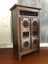 MOBILIER DE POUPÉE, PETITE ARMOIRE BRETONNE EN BOIS ESTAMPILLÉE AU DOS