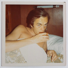 Jeune homme boit thé café lit bateau sexy - Photo vintage snapshot c. 1970