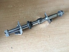 UN AXE DE ROUE ARRIERE AVEC TENDEUR POUR GENERIC 50 RIDE THORN MODELE ENDURO