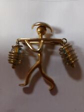 Ancienne broche métal doré Chinois porteur d'eau vintage années 1930/1950