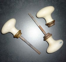 Anciennes Poignées de porte en porcelaine blanche