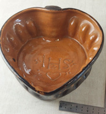 Ancien moule en terre cuite vernissée, forme coeur, Alsace, IHS