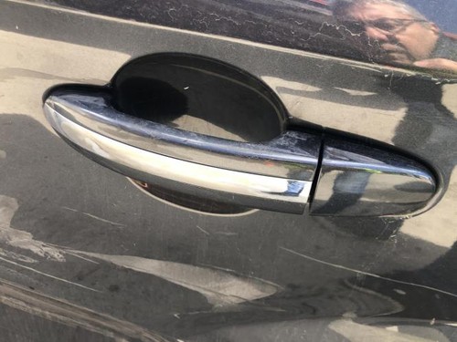 Poignee porte avant gauche
