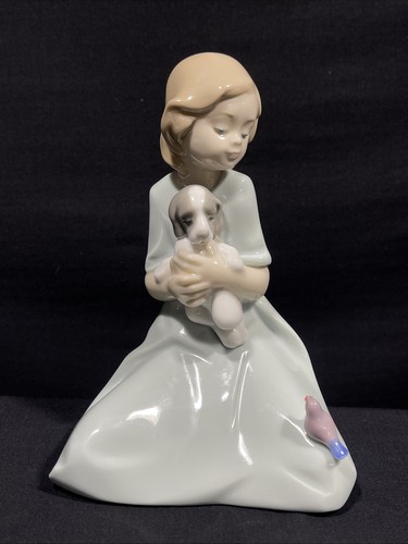 Nao daisa girl hugging her - daisa,