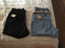 DEUX SHORTS EN JEANS POUR FEMME 1 JEANS NOIR ET 1 JEANS BLEU TAILLE 48 .