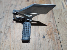 platine repose pieds avant gauche Daelim 125 roadwin de 2006