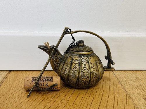 Une charmante lampe huile - charmante, à