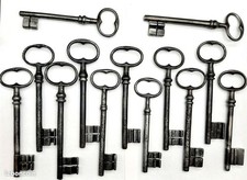 Lot de 13 grosses clés fer forgé 146-174 mm Chateau portail Old key Castel C26