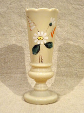 Ancien vase en opaline beige