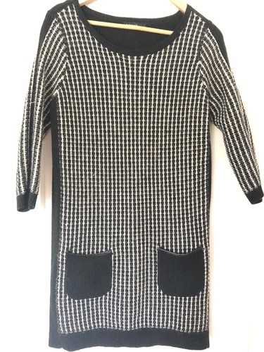 Robe noire blanche laine - en,