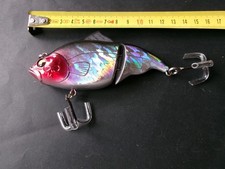 Leurre Dur Brochet Silure avec bruiteur 13 cm et 43gr. vendu 79€ chez PACIFIC.