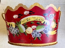 JARDINIERE OVALE TOLE PEINTE DE FRUITS FOND ROUGE "LA JOIE"  L 28,5 cm XXème