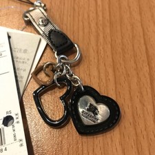 Porte-clés breloque sac 3 coeurs Burberry Blue Label jamais utilisé S2