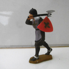 STARLUX ancien  FIGURINE GUERRIER médiéval /du moyen âge Hache et bouclier rouge