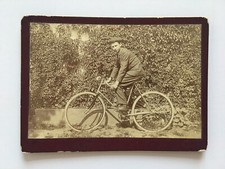 ancienne photo portrait sur un vélo bicyclette c.1920