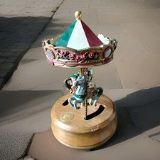 Ancien carrousel boite a