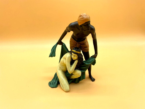 Sculpture homme protégant - , une