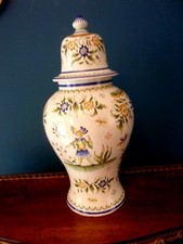 Pot couvert en faïence MOUSTIERS  ?? - Décor de fleurs OISEAUX et personnages