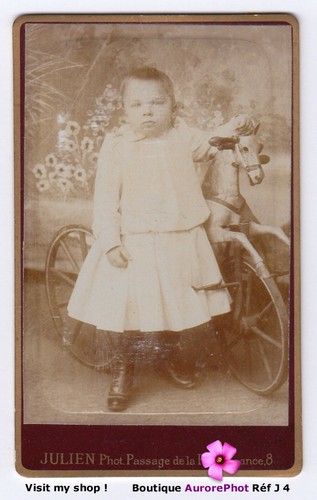Enfant pose avec jouet - enfant,
