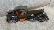 Voiture ancienne en bois sculpté – modèle artisanal déco vintage