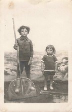 ANCIENNE CPA PHOTOGRAPHIE A CHATELAILLON 1919 DUO ENFANTS PRETS POUR LA PÊCHE