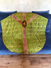 CHASUBLE GOTHIQUE XXème ART DECO ORNÉE DE MOTIFS VERT ROSE OR