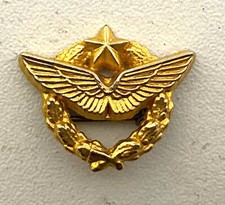 MEDAILLE BROCHE INSIGNE MILITAIRE BREVET DE PILOTE DOREE A L'OR FIN