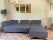 canapé d'angle avec méridienne droite qui peut se détacher  tissu velours gris 