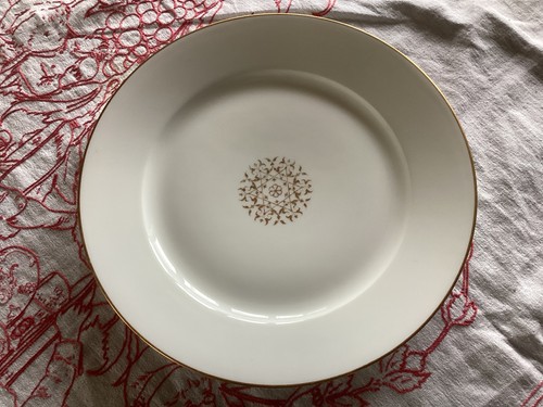 Une assiette porcelaine - assiette,