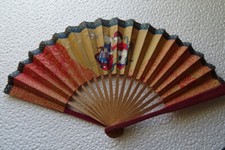 PETIT EVANTAIL ANCIEN A DECOR D'ENFANTS EN PAPIER PEINT