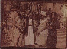 ANCIENNE PHOTOGRAPHIEGROUPE DE JEUNES FILLES PRENANT LA POSE