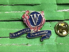 pins CHAMPAGNE DEMOISELLE signé DELTACOM. Maison VRANKEN REIMS ARDENNES FRANCE