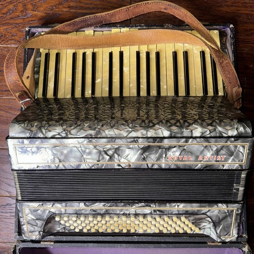 Royal artist accordion - artist, w/