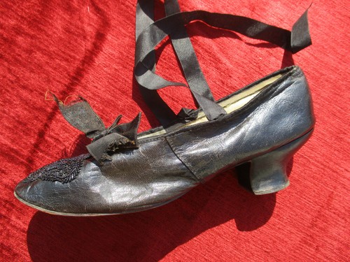 Une chaussure bal - une, cuir