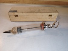 Ancienne seringue en verre