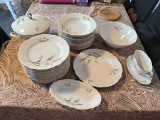 service vaisselle ancienne CSéLC Fleurs stylisées roses sur fond blanc. 