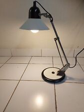 lampe de bureau blanche et