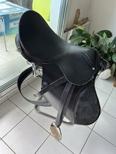Très belle selle cheval Equitation cuir noir peu servi étriers et sous-ventrière