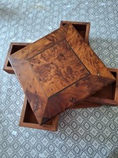 Boite carrée en loupe d’orme ouverture à système de rotation