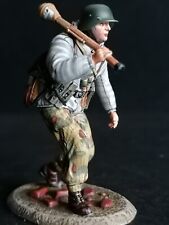 FIRST LEGION - LWG033 German Advancing with PZ Faust.